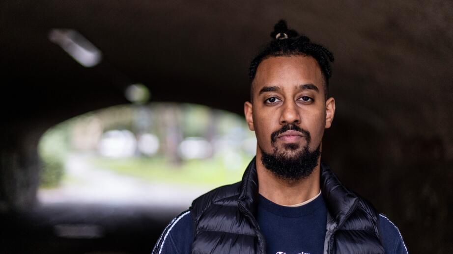 Luay Mohageb jobbar som brottsutredare hos Stockholmspolisen. 