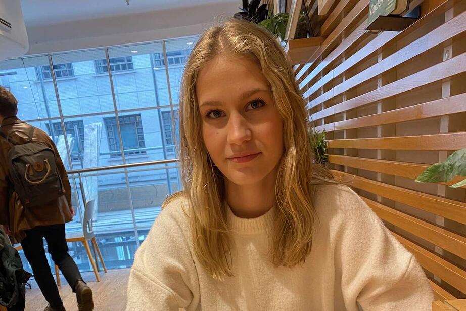 Julia, 17, upplever en hotfull stämning på sociala medier.