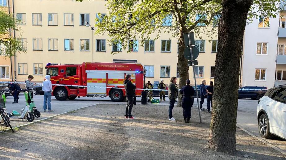 Polis och räddningstjänst på plats efter skjutningen på Allhelgonagatan i måndags kväll.