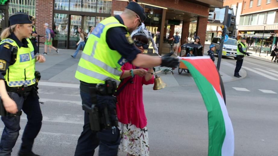 Polisen upplever Maria som hotfull.