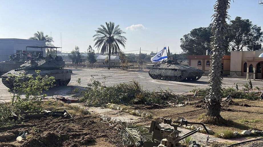 En stridsvagn med israels flagga kör in till Gaza vid en gränsövergång under tisdagen den sjunde maj.