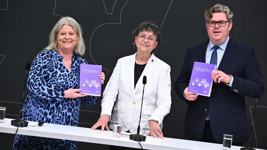 Socialtjänstminister Camilla Waltersson Grönvall (M) och justitieminister Gunnar Strömmer (M) tar emot en utredning från Susanne Eberstein.
