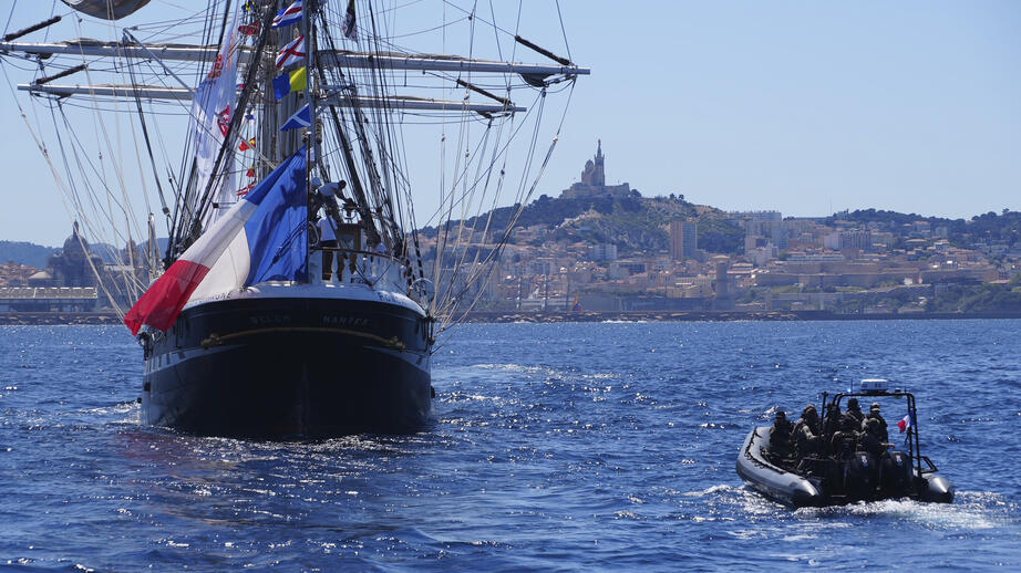 1800-talsskeppet Belem har seglat med OS-facklan över medelhavet.