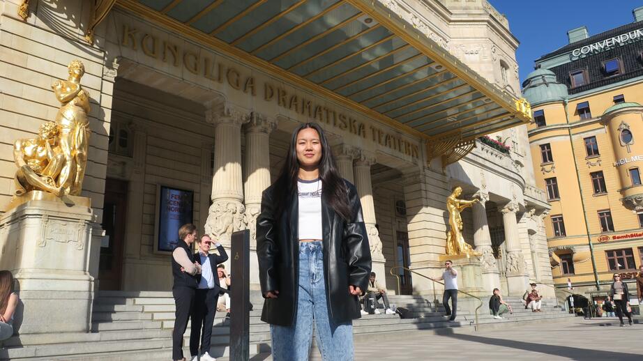 Frida Spaak utanför Dramaten i Stockholm. Här jobbar några av landets största skådespelare.