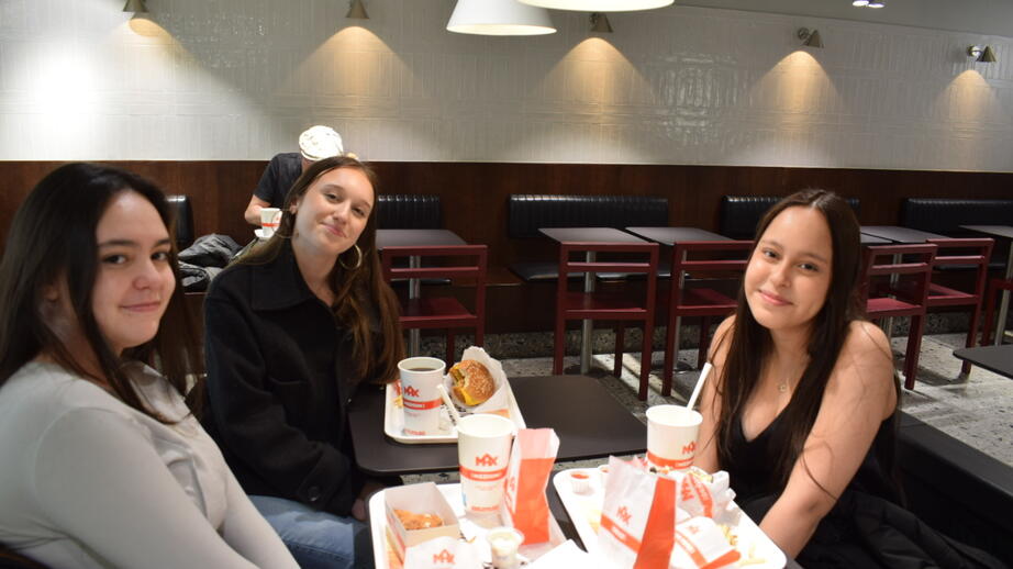 Synthia Wengren 16 år, Jennifer Trujillo 17 år, och Tyra Jerisan 16 år. Alla tre går vård- och omsorgsprogrammet på gymnasiet.
