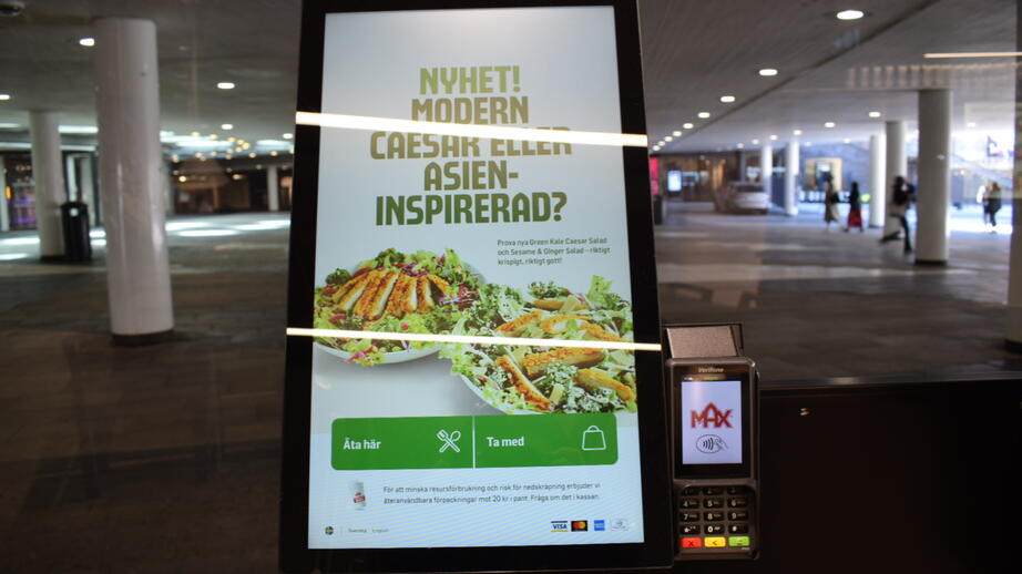 På Max på Sergels torg lyser skärmarna i gröna färger.