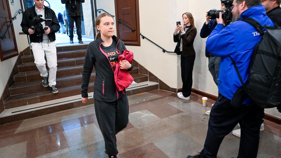 Greta Thunberg anländer till tingsrätten. 