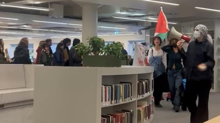 Bild från en tidigare protest på universitetsbiblioteket i Amsterdam.