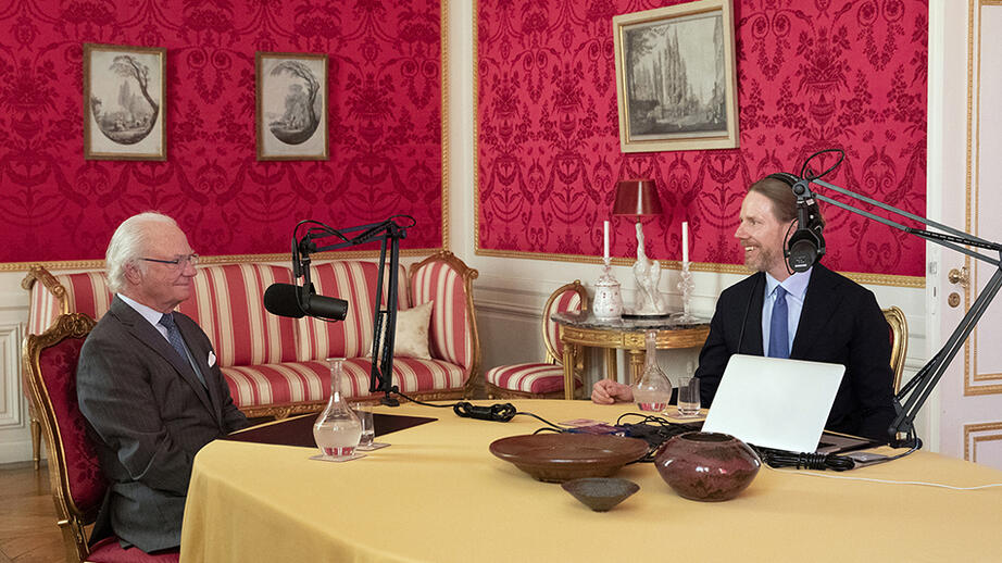 Här intervjuar Triumf Kungen på Kungliga slottet. 