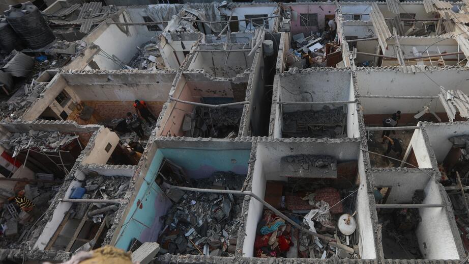 Ruiner efter en israelisk attack mot bostadshus i Rafah, Gazaremsan, tisdagen den 7 maj 2024.