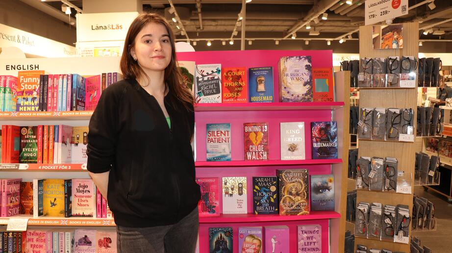 Tova Almkvist, 25, jobbar i bokhandel och har koll på booktok-trender.