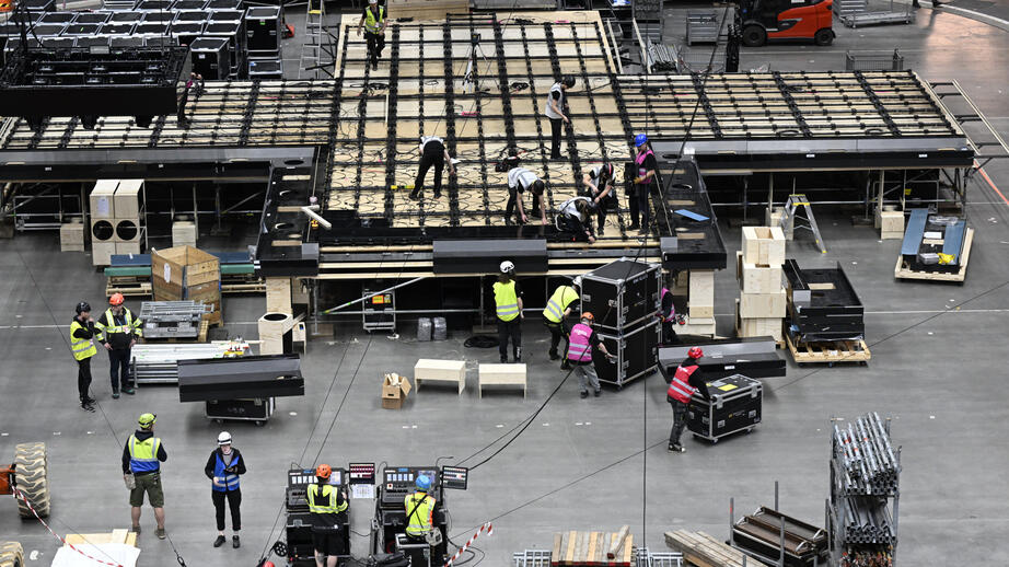 Att bygga Eurovision-scenen och göra allt redo för livesändning kräver mycket arbete.