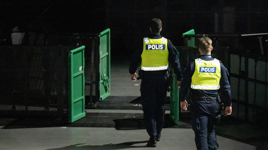 Det har varit polis på plats under hela tiden arbetet med produktionen har pågått.