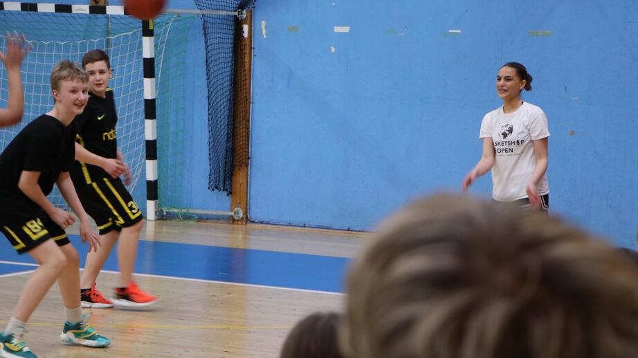 – Inget, det vet jag inte vad är, svarar Minel, 14, på frågan om vad hon vet om 51-procentsregeln.