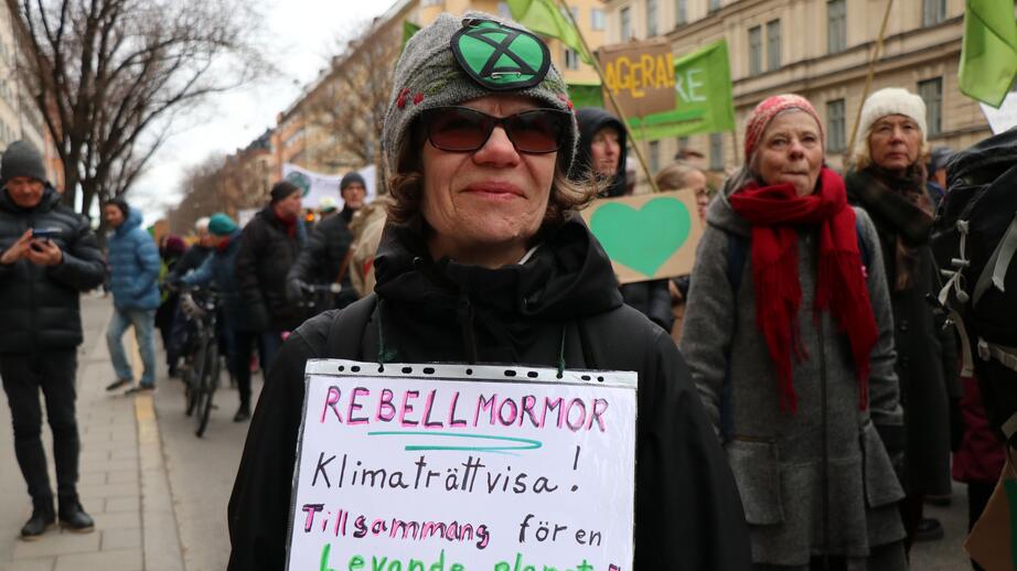 Viki Klingstedt, 66, från Stockholm kallar sig Rebellmormor.
– Jag tror på civilsamhället, när folket går ihop och vill förändra tillsammans, säger hon till Läget.