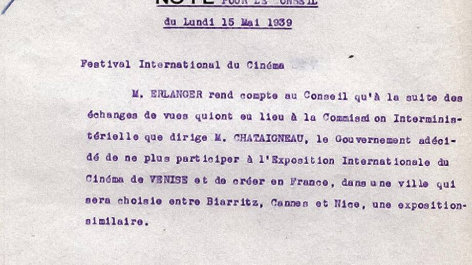 1939 rapporterade Philippe Erlanger om den franska regeringens beslut att inte längre delta i filmfestivalen i Venedig. Han skriver att de istället ska organisera sin egen festival i Biarritz, Cannes eller Nice.