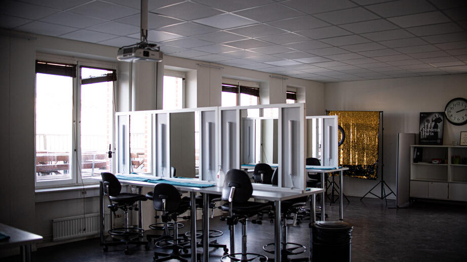 Skolan har en salong där elever som går hantverksprogrammet får lära sig att fixa exempelvis naglar eller hår. Oftast övar de på varandra. 