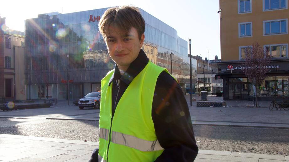 Viktor Stenfelt är 17 år. Han, tillsammans med hans klass, samlar in pengar till en fältstudie i Kenya. 