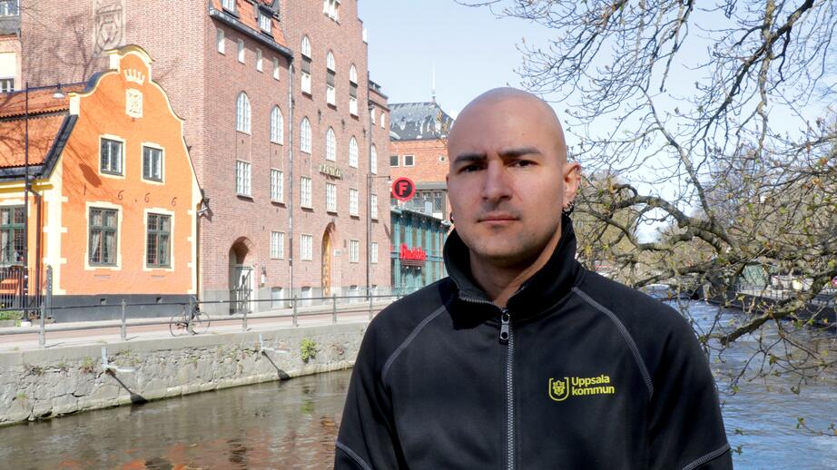 Julian Bellenox jobbar som arbetsledare för Uppsala kommun. 