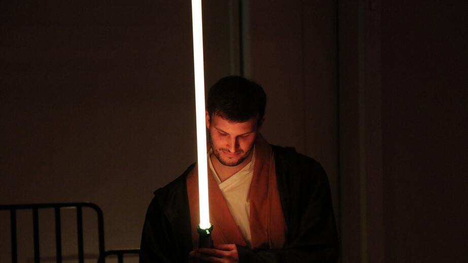 Star Wars-karaktären Obi-Wan Kenobi med sitt lasersvärd.  
