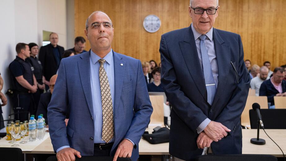 AFD-medlemmarna i Peter Boehringer (till vänster) och Roman Reusch i rättssalen innan domen.
