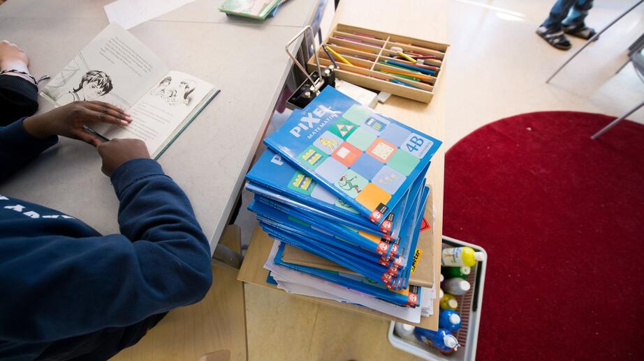 Krav om tillgång till riktiga böcker med syfte att förbättra studieresultaten.