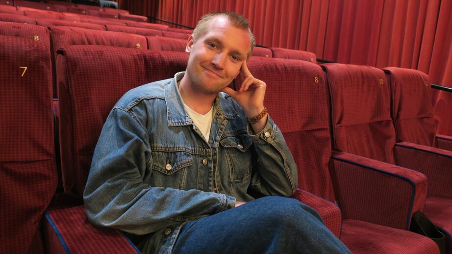 Ludvig Karmalm på bio Victoria i Stockholm. En dag kan han se sitt eget ansikte på bioduken.