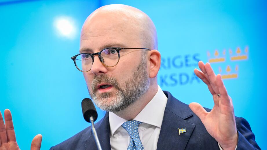 Charlie Weimers presenterar SD:s valmanifest till årets EU-val.