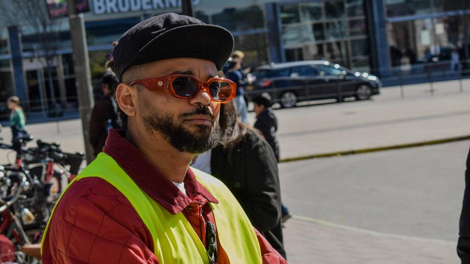 Joao John John är volontär och dj.