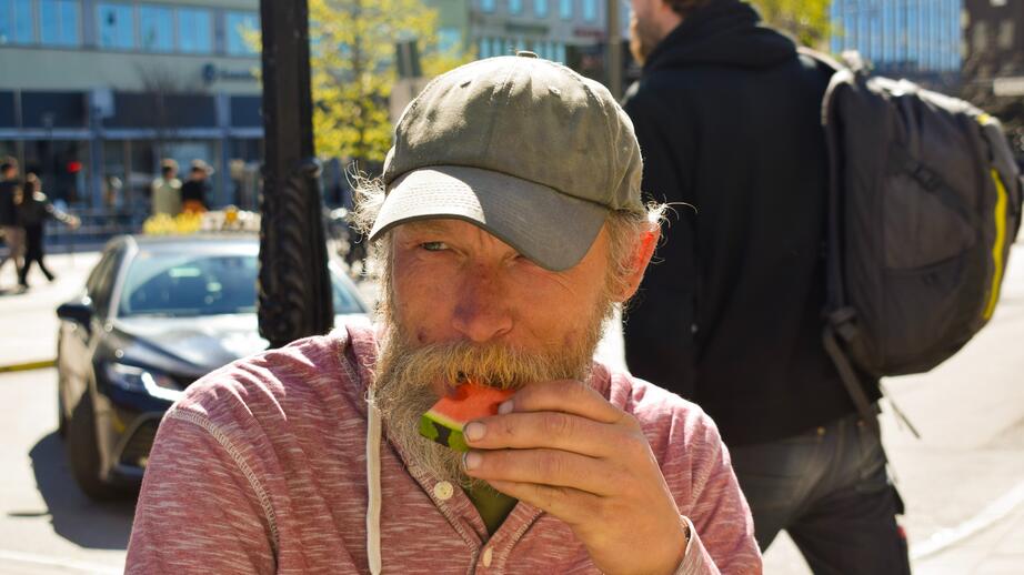 Magnus var sugen på mer kaffe. I dag fick det bli mer melon. 