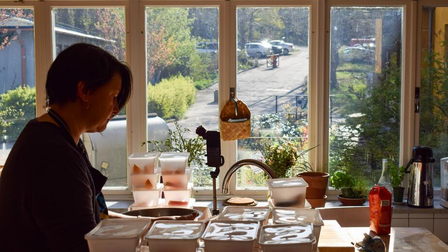 Ildikó Agapescu fyller plastlådor med frukost till behövande.