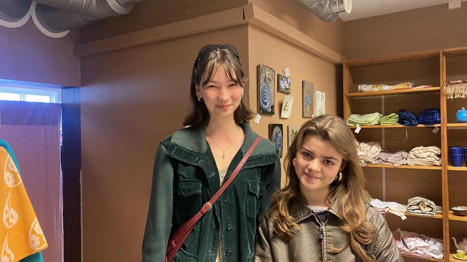 Anastasia, 17 och Sara, 19. 