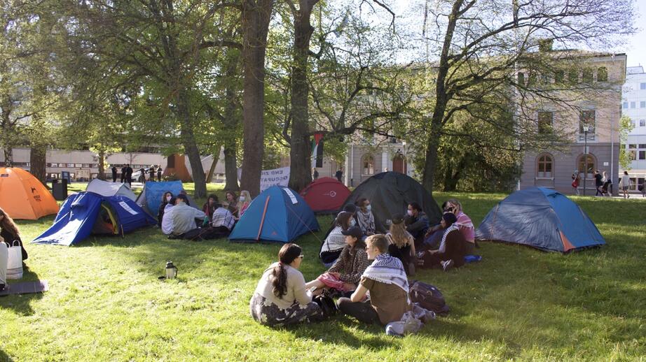 Ett tjugotal studenter hade samlats på gräset utanför universitetets administration.