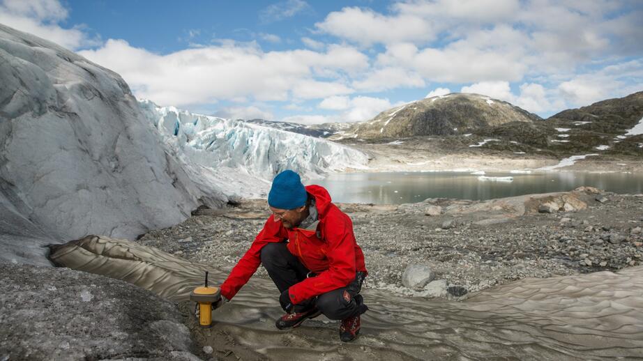 Glaciärer över hela världen håller på att smälta bort. Bilden föreställer glaciären Jostedalsbreen i Norge.