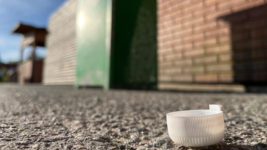 Senast sommaren 2024 måste alla flaskor under tre liter, även kartongförpackningar, ha korkar som sitter fast. De ska kunna klickas fast så att korken inte skymmer flasköppningen.