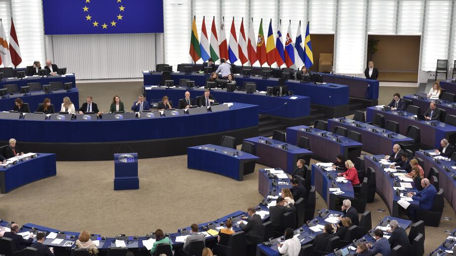 EU-parlamentets ledamöter på plats inne i plenisalen i Strasbourg.
