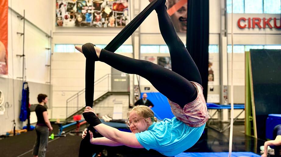 Matilda har hållit på med cirkus sedan hon var liten. 