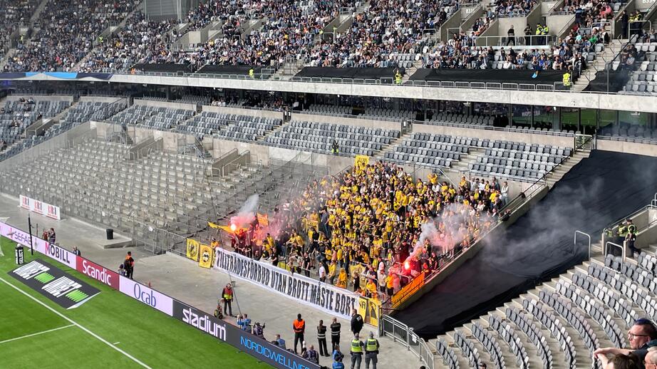 Elfsborgs klack protesterar under matchen mot Djurgården.