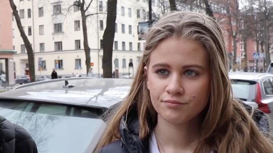 Dana, 17, använder sin mobil fem timmar per dag.