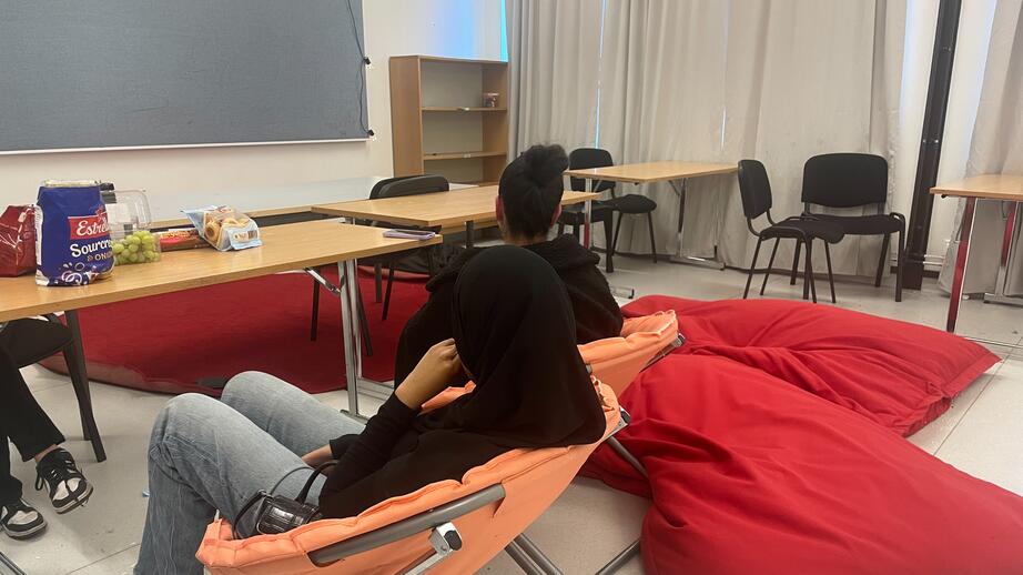 När det är dags för möte byts klassrummets stolar ut till sköna sittpuffar. 