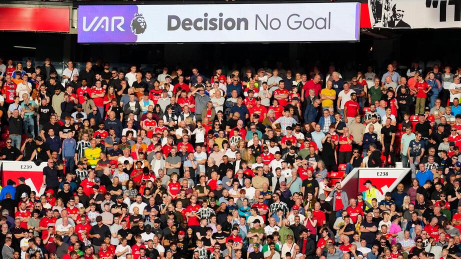 Sedan 2019 har VAR använts i Premier League. Åsikterna bland supportrar har varit blandade.