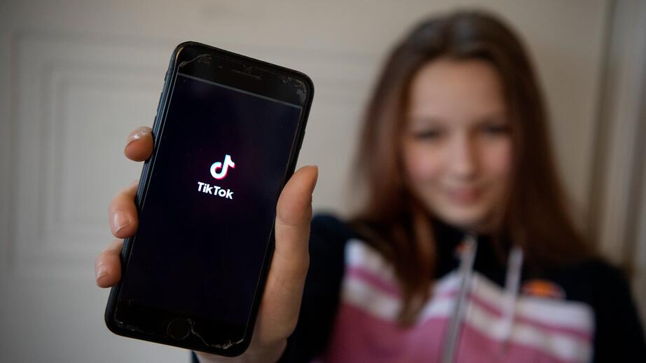 Många svenska ungdomar använder i dag Tiktok för att få nyheter.