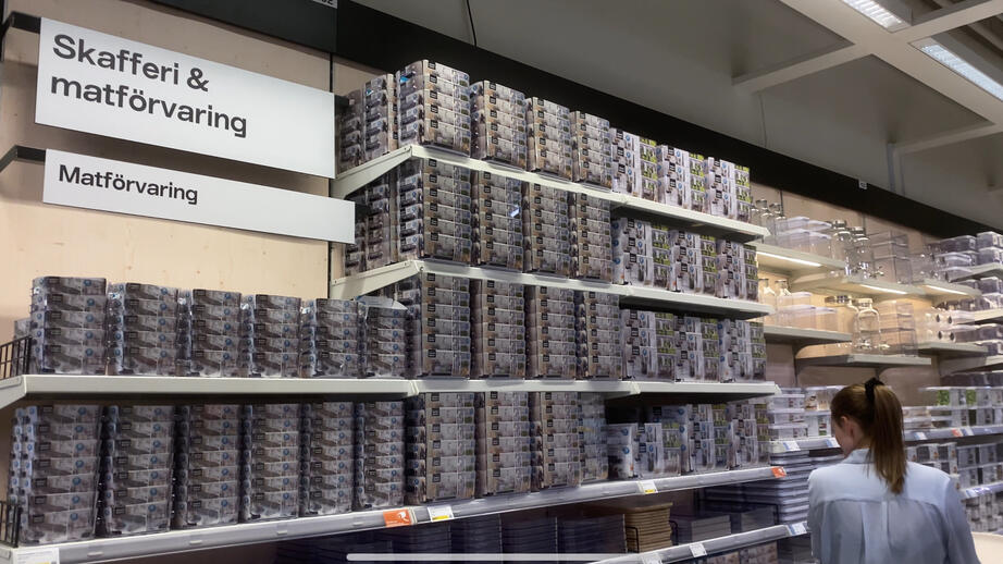Hela väggar täckta av skafferi och matförvaring.
