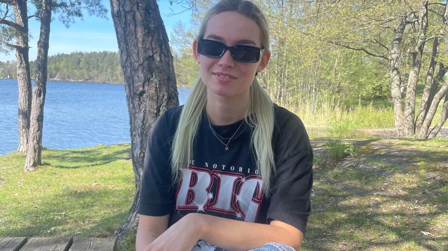 Saga Barnholdt, 20, dricker själv inte alkohol längre och tror att kvinnor dricker mindre eftersom de är rädda för att tappa kontrollen.