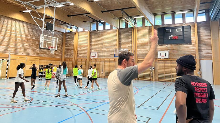 Zlatan Hadziresic och Yacouba Barry coachar ett av föreningens lag. 