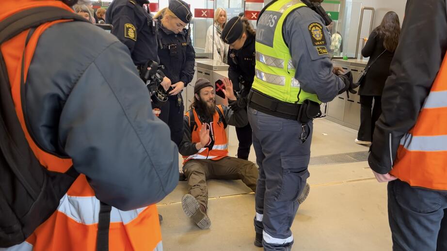 Lior Stefansson blir bortförd av polisen.