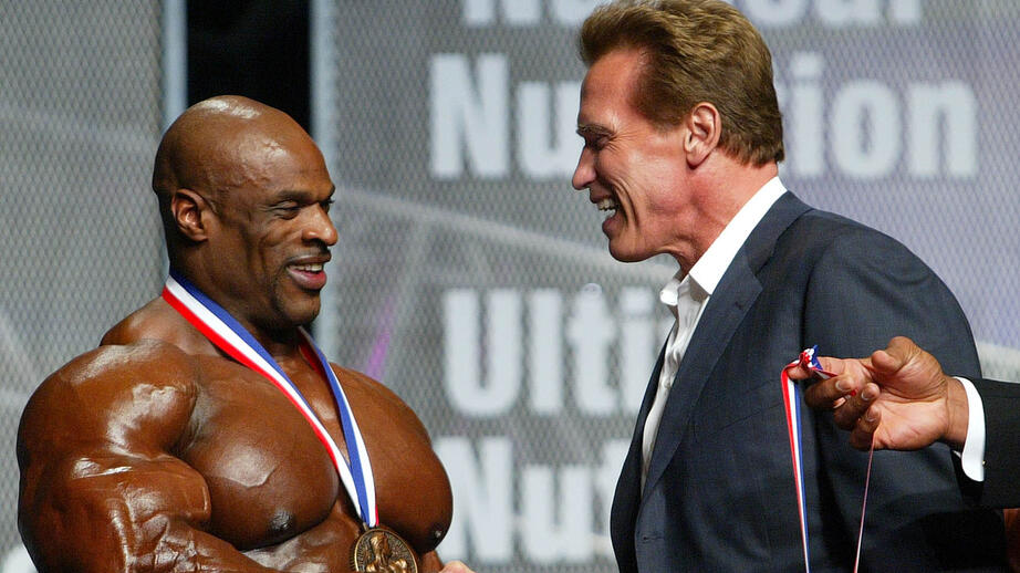 Ronnie Coleman vinner kroppsbyggartävlingen Mr Olympia. Kroppsbyggaren Arnold Schwarzenegger delar ut priset. 