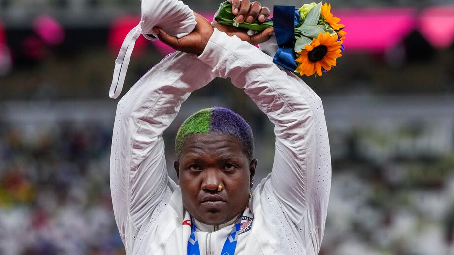 Amerikanska kulstötaren Raven Saunders, OS-silvermedaljör 2021, gjorde X-tecknet under prisceremonin i Tokyo. Arkivbild.