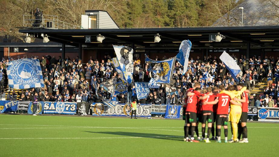 Supportrar till IFK Göteborg intar Grimsta IP den 29 april.
