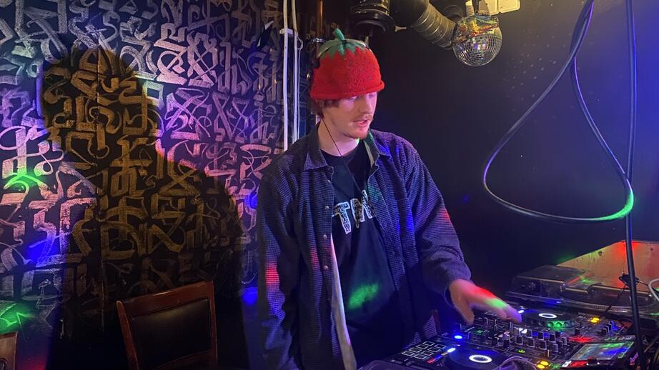 Fredrik spelar under namnet Boneless Boneman.